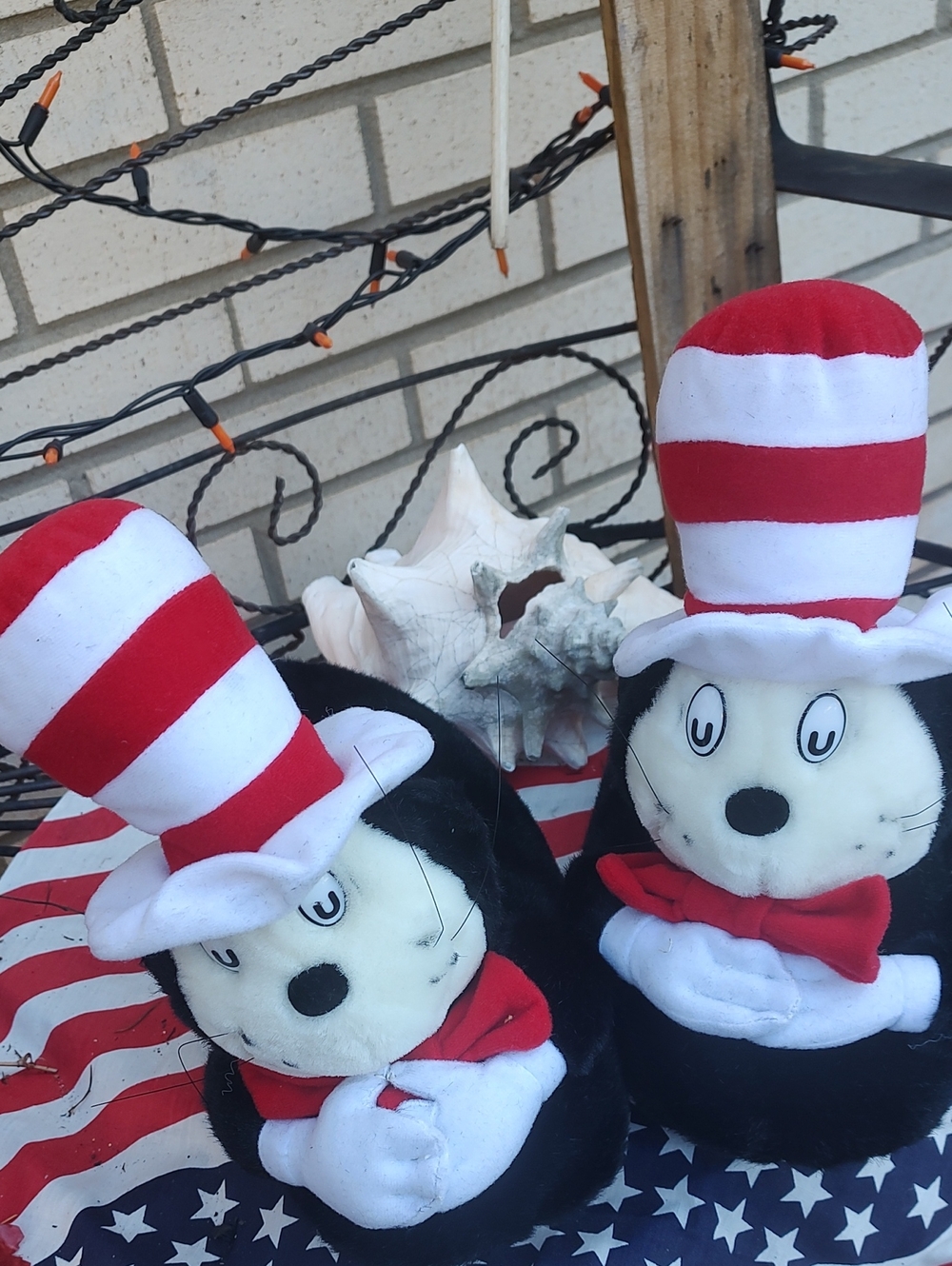 Dr. Seuss Cat in the Hat Plush Slippers - Red, White & Black Size 7/8 1/2 - Picture 3 of 9